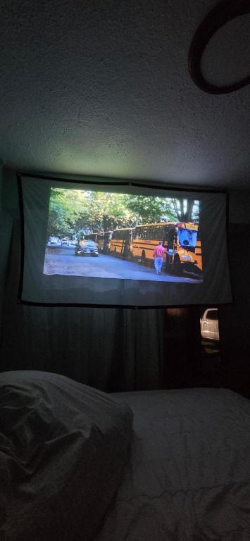 una tv nel retro di un furgone con un autobus di Bed & Shower Stop a East End