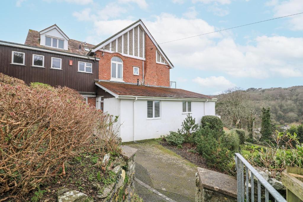 a house on the side of a hill at 1 Hazeldene in Salcombe