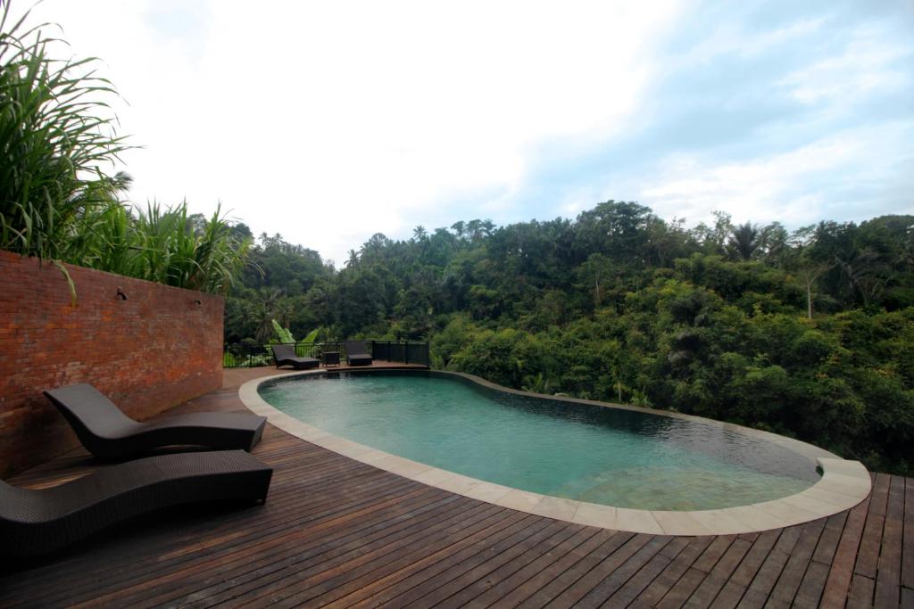 La piscine et sa terrasse en bois