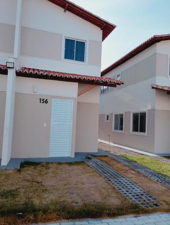 a house with a blue door on the side of it at Reserva Aconchegante perto Praias, Aeroporto, UFDPar, UESPi in Parnaíba