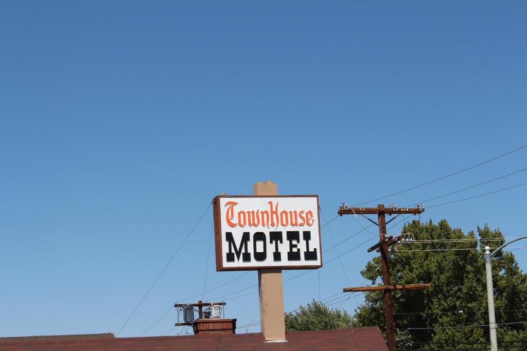 a sign for a convenience motel on top of a building at Townhouse Motel in Bishop