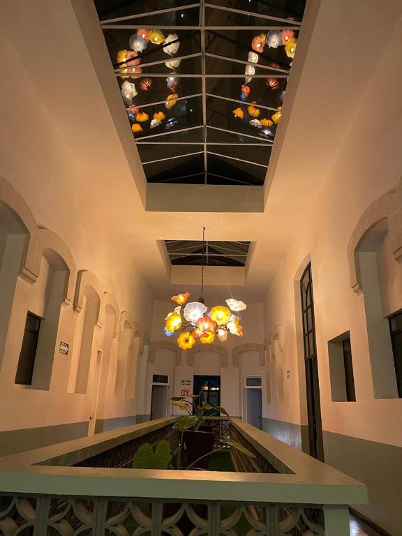 a large room with a ceiling with chandeliers at Apartartamento Centrico 27 Chapala in Chapala