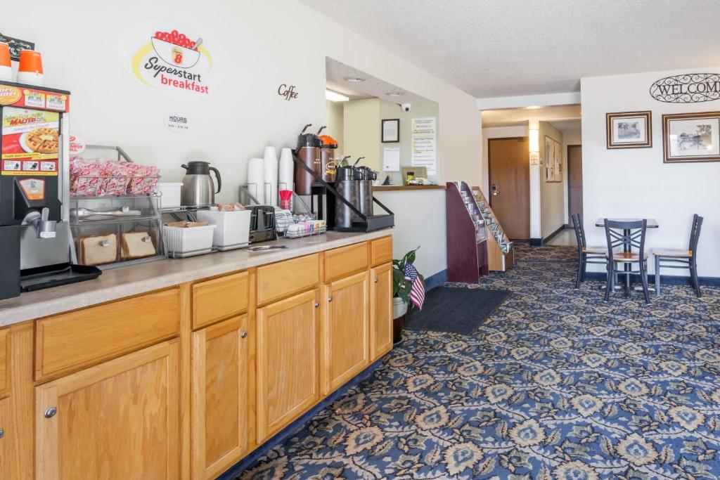 Kuchyň nebo kuchyňský kout v ubytování Super 8 by Wyndham Norwich