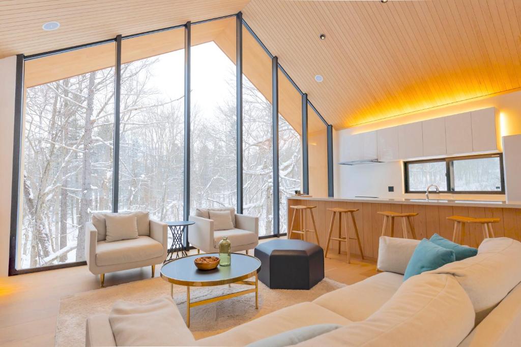 a living room with a couch and a table at Kouzan Woods in Kaributo