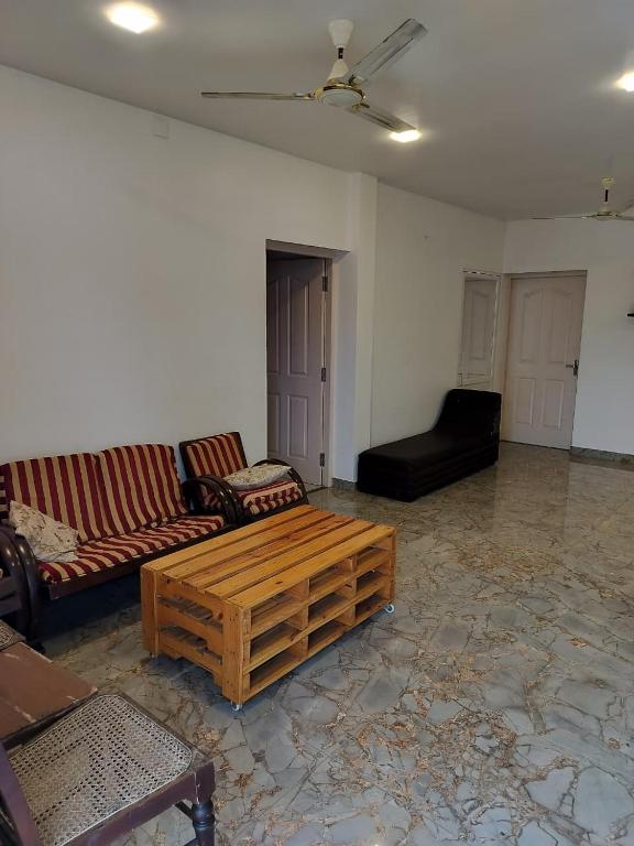 a living room with two couches and a coffee table at Caesars fitness in Jāmb