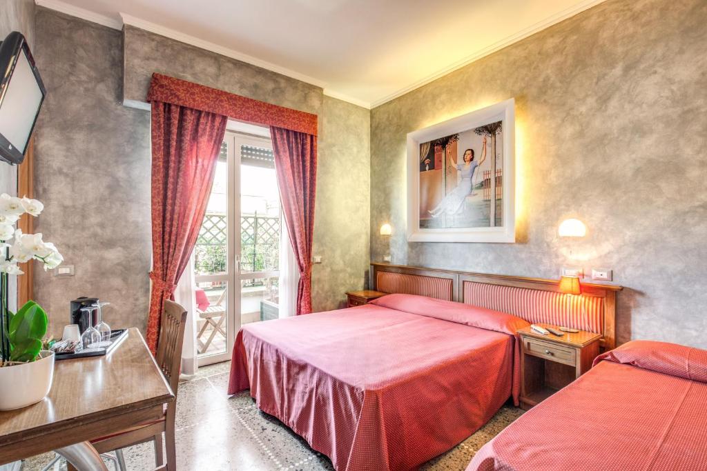 ein Hotelzimmer mit 2 Betten und einem Fenster in der Unterkunft Domus Caracalla in Rom