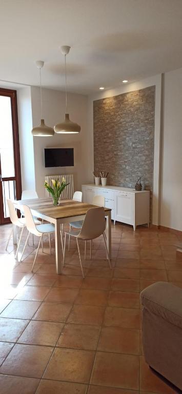 a kitchen and dining room with a table and chairs at Dimora Floris accogliente appartamento in borgo storico a 7 chilometri dal mare in Montefiore dellʼAso