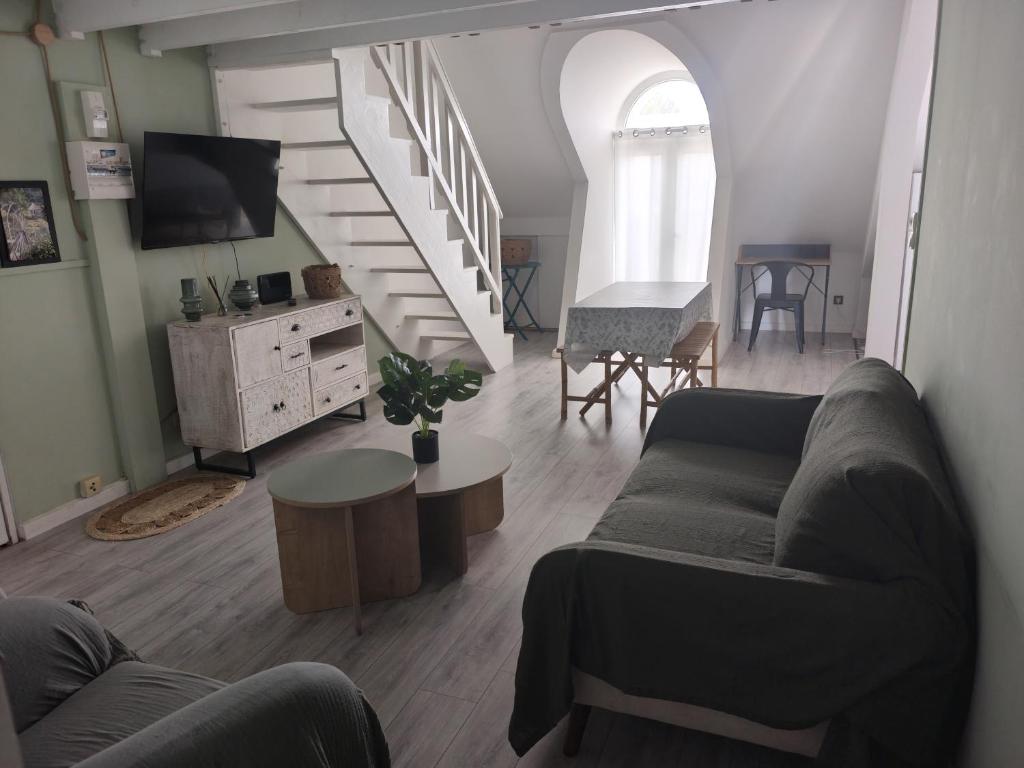 salon z kanapą i schodami w obiekcie Emplacement d'exception w mieście Filaos