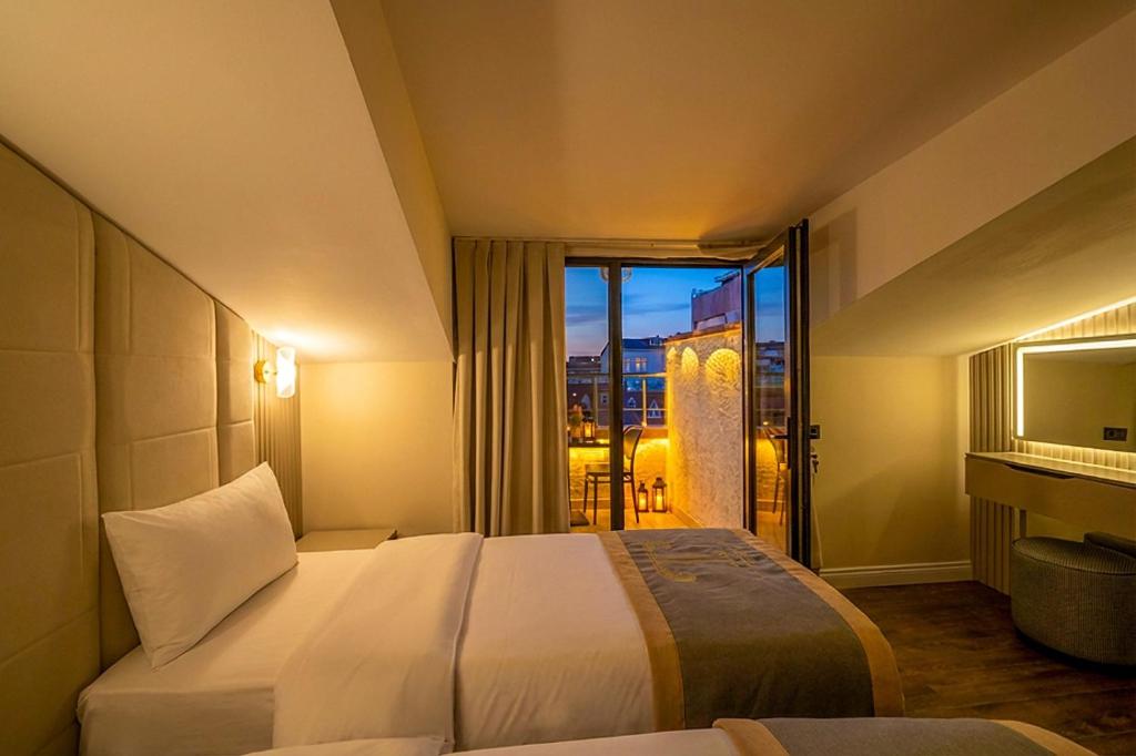 ein Hotelzimmer mit einem Bett und einem großen Fenster in der Unterkunft Tumar Istanbul Hotel in Istanbul