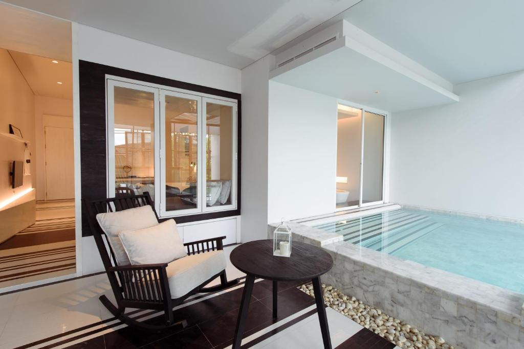 Bazén v ubytování Veranda Pool Villas & Suite nebo v jeho okolí
