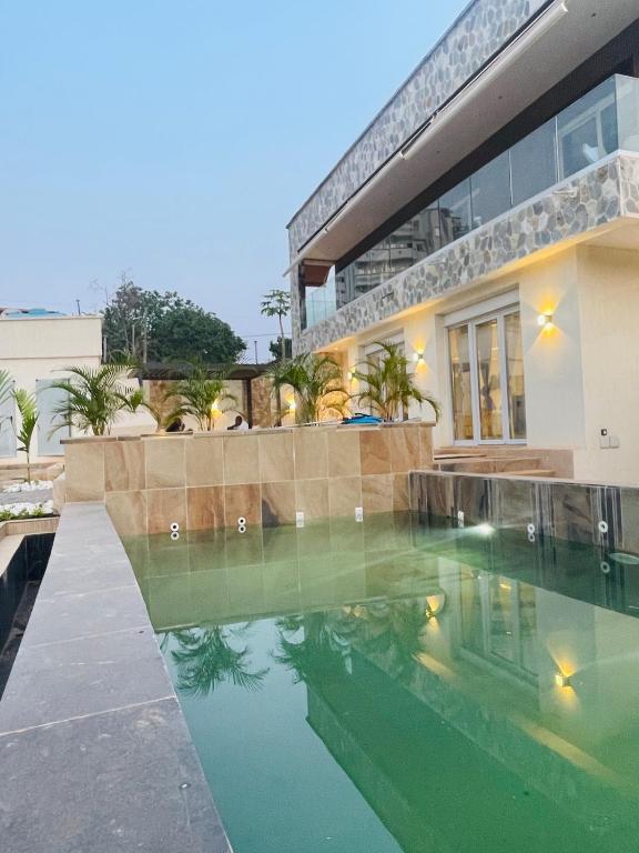 Villa 3 Chambres avec piscine à louer à bastos