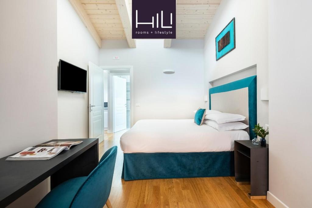 a bedroom with a bed and a desk and a desk at Palline Chalet by Hili in Rome