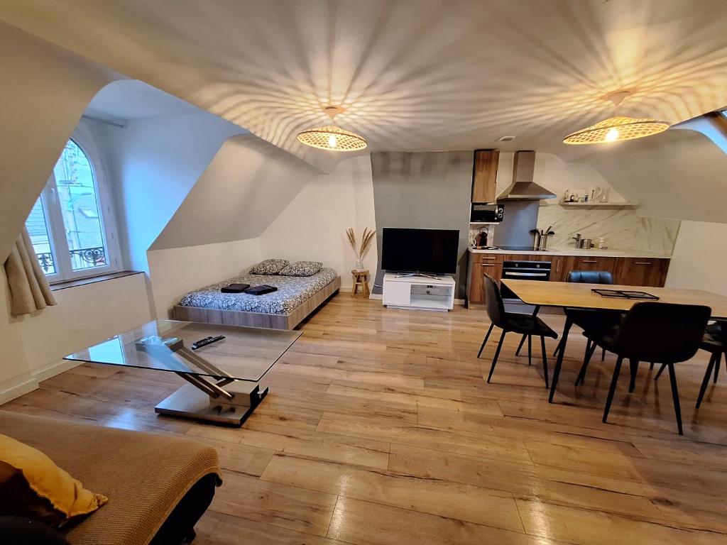 a large living room with a bed and a table at Faubourg des voyageurs 7 - T2 climatisé 4 personnes - proche axe autoroute et gare in Saran