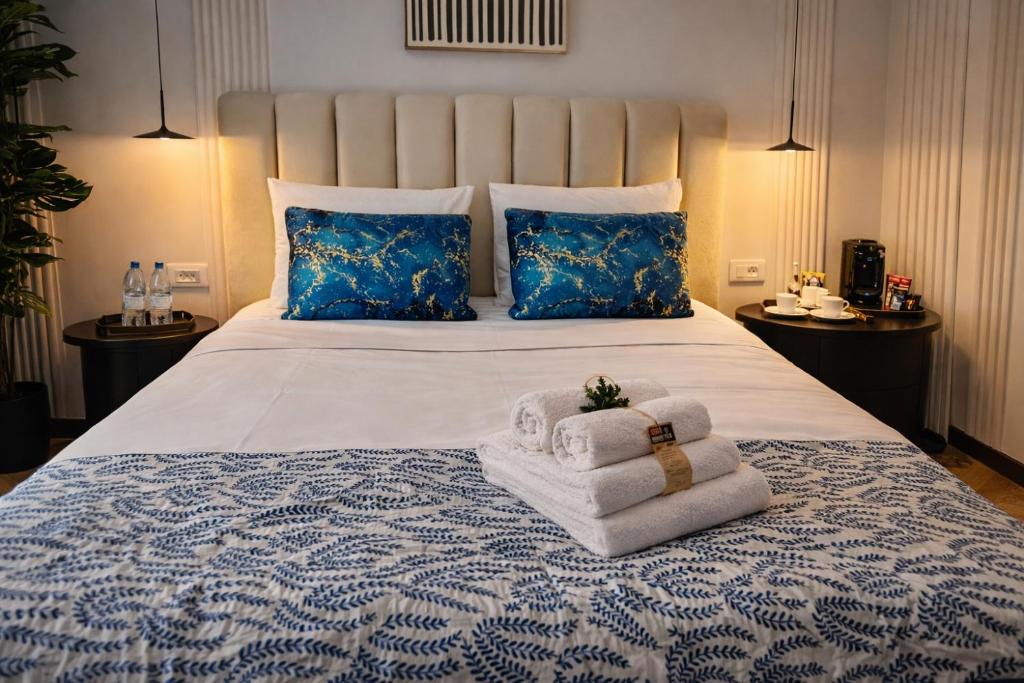 a bedroom with a bed with towels on it at Old Town Luxe Loft in Iaşi