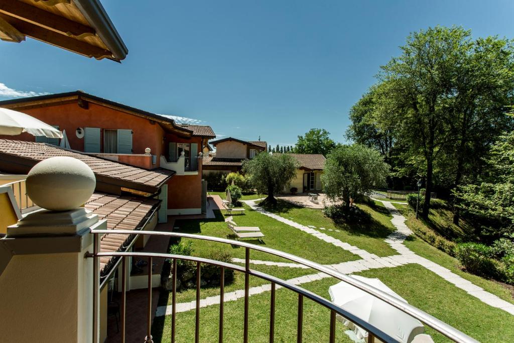 a balcony with a view of a yard at Il Ruscello in Manerba del Garda