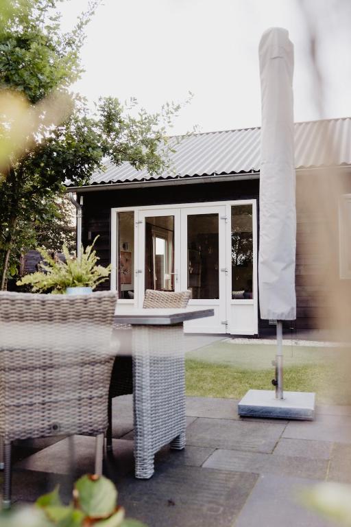 a table and chairs in front of a house at Huis Elsje in Emst