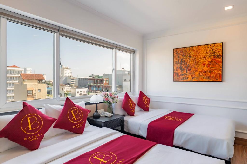 Giường trong phòng chung tại Bailey Hotel Hue