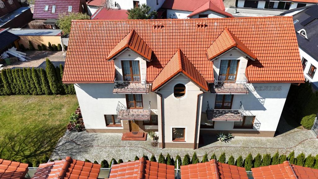 Willa Feniks - Housity