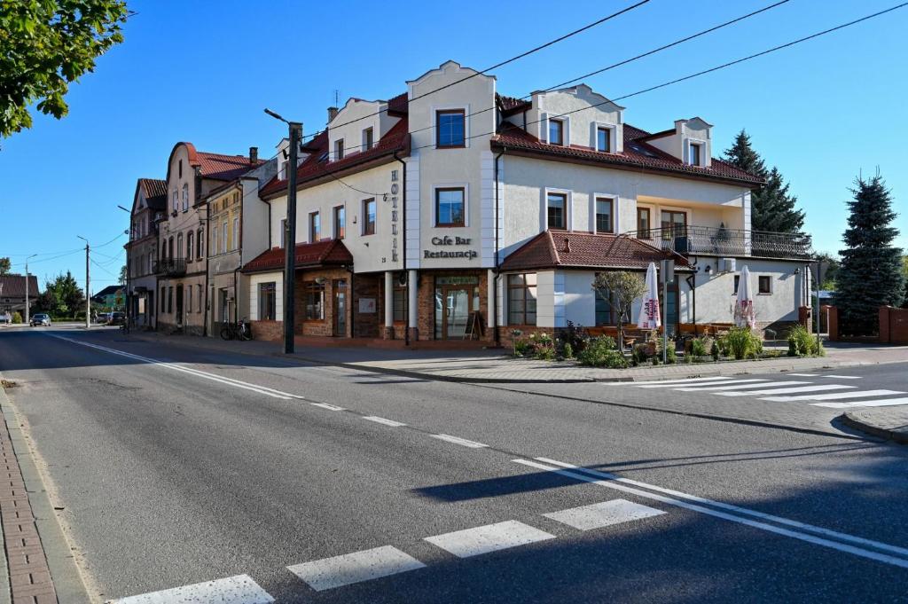 an intersection of an empty street with a building at Apartamenty Cafe Wielbark in Wielbark