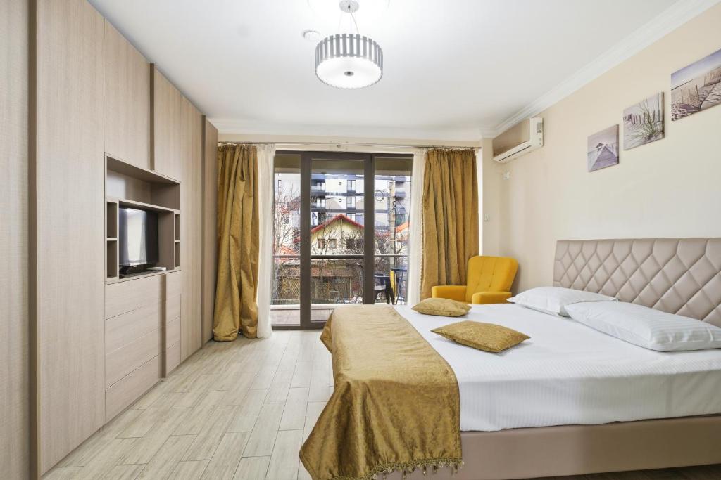 a hotel room with a bed and a tv at REYNA APART HOTEL in Constanţa