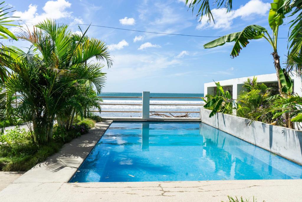 POPOYO BEACHFRONT VILLA, POOL AND SURF