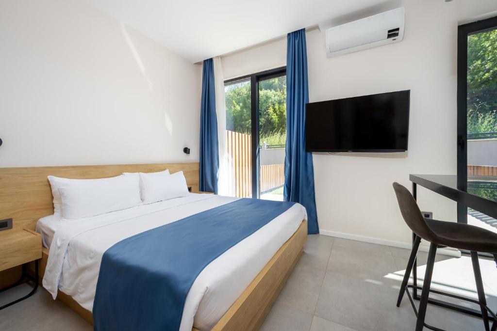 Royal Blue Resort & Residences - 9