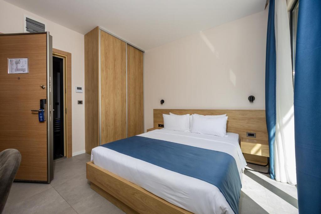 Royal Blue Resort & Residences - 10