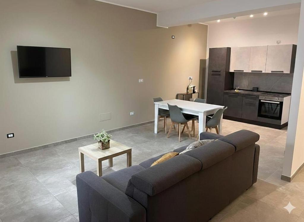 ein Wohnzimmer mit Sofa und Tisch in der Unterkunft Dimora Cristella in Eboli