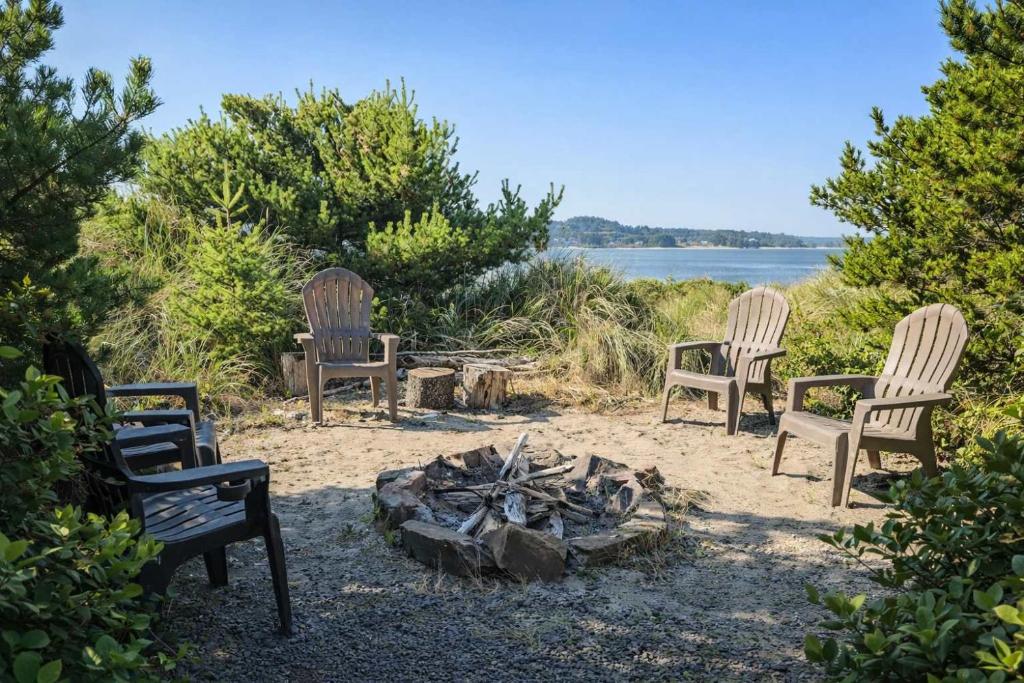 a group of chairs sitting around a fire pit at Happy Clam Hideaway in Lincoln City