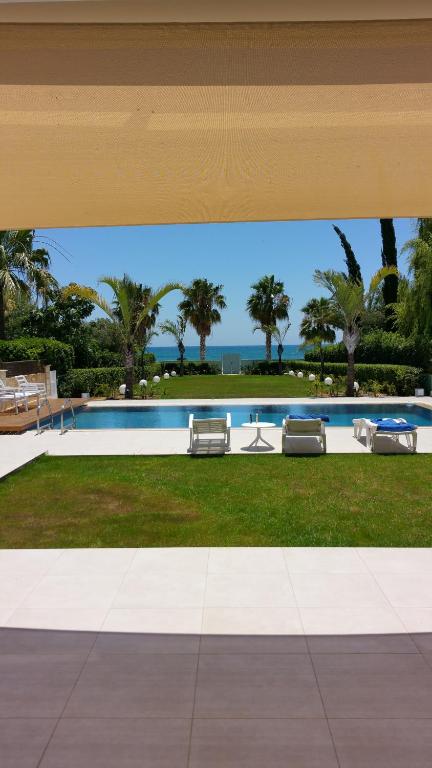 Bazén v ubytování Serenity Villa Mediterranean nebo v jeho okolí