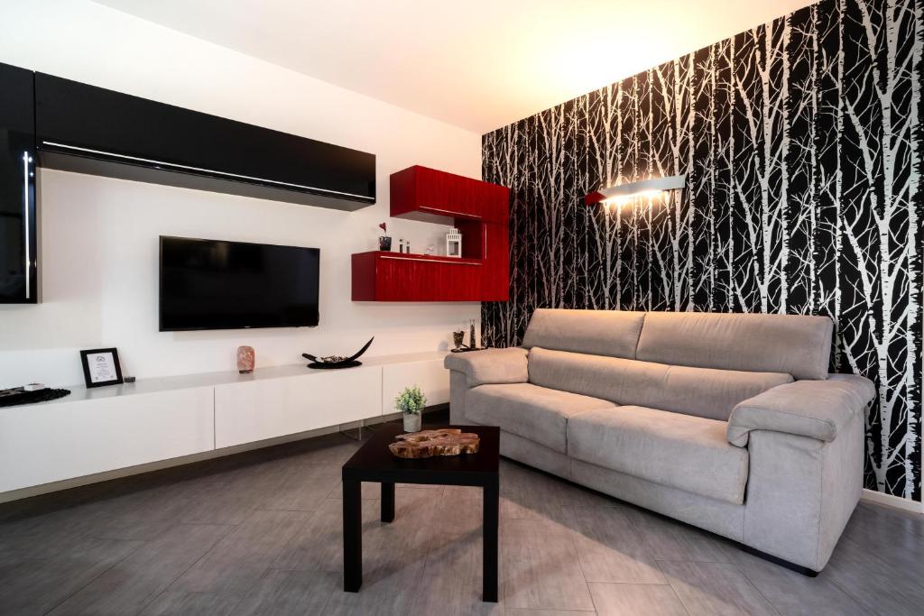 a living room with a couch and a tv at Il Sogno di Elisa in Trivignano