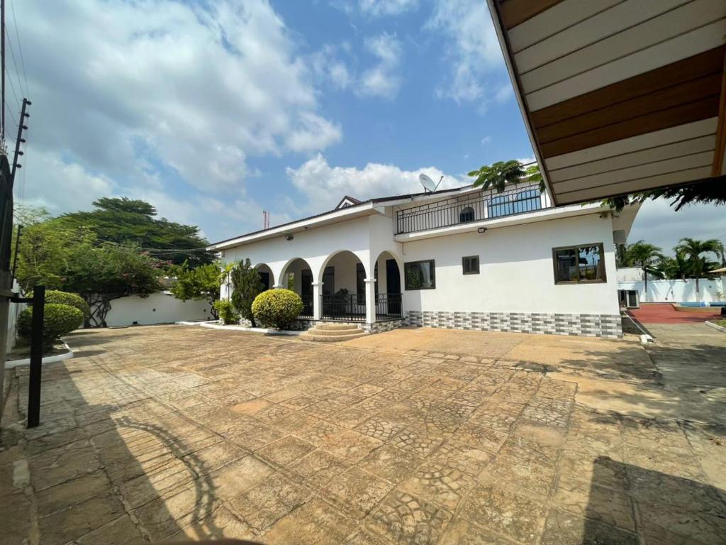 Nteasee House Bed & Breakfast