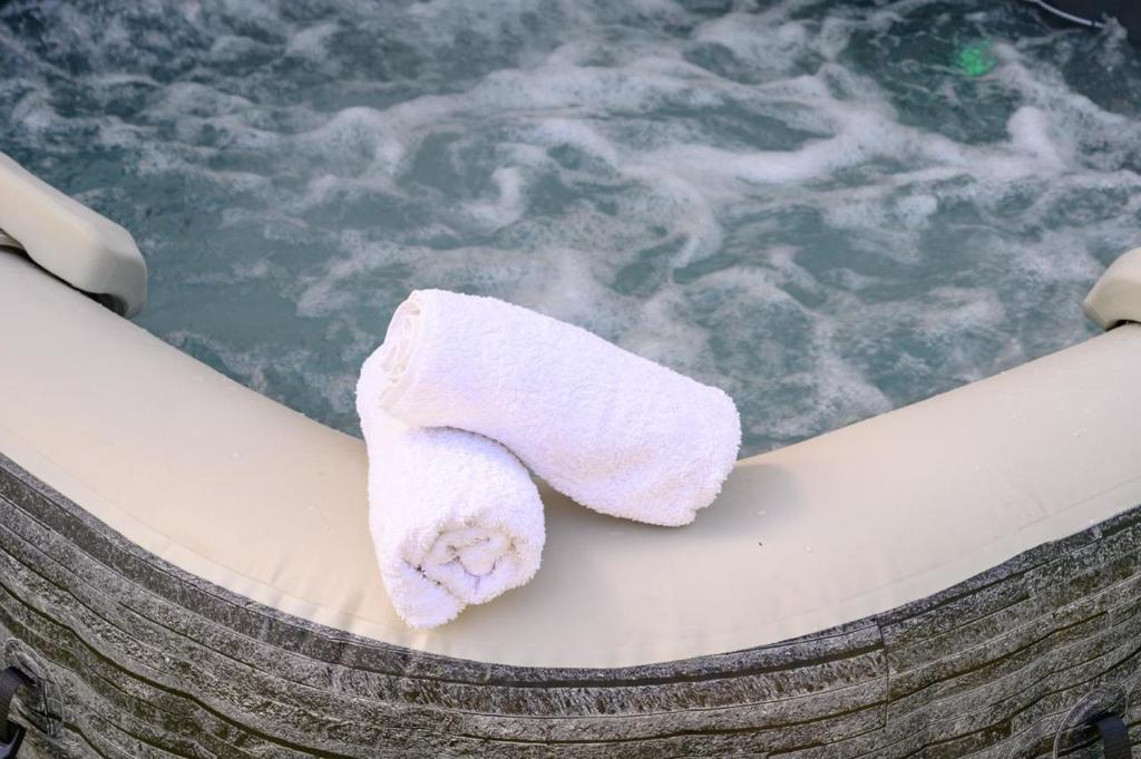 a towel sitting on the edge of a bath tub at אירוח תמר in Qiryat Shemona
