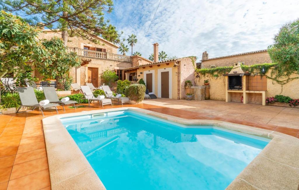 a swimming pool in the backyard of a house at Los Abilios in Palma de Mallorca