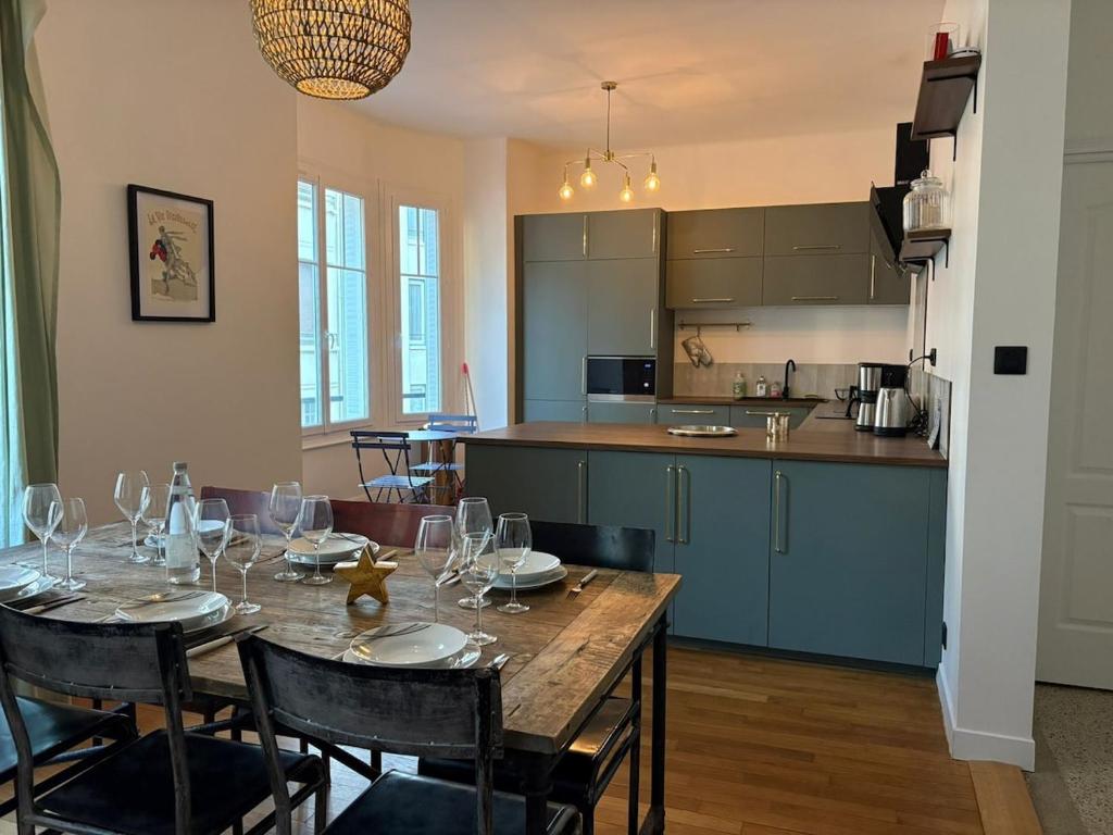 a dining room and kitchen with a table and chairs at Larbaud 6 - Hypercentre - Proche Thermes - Spacieux in Vichy