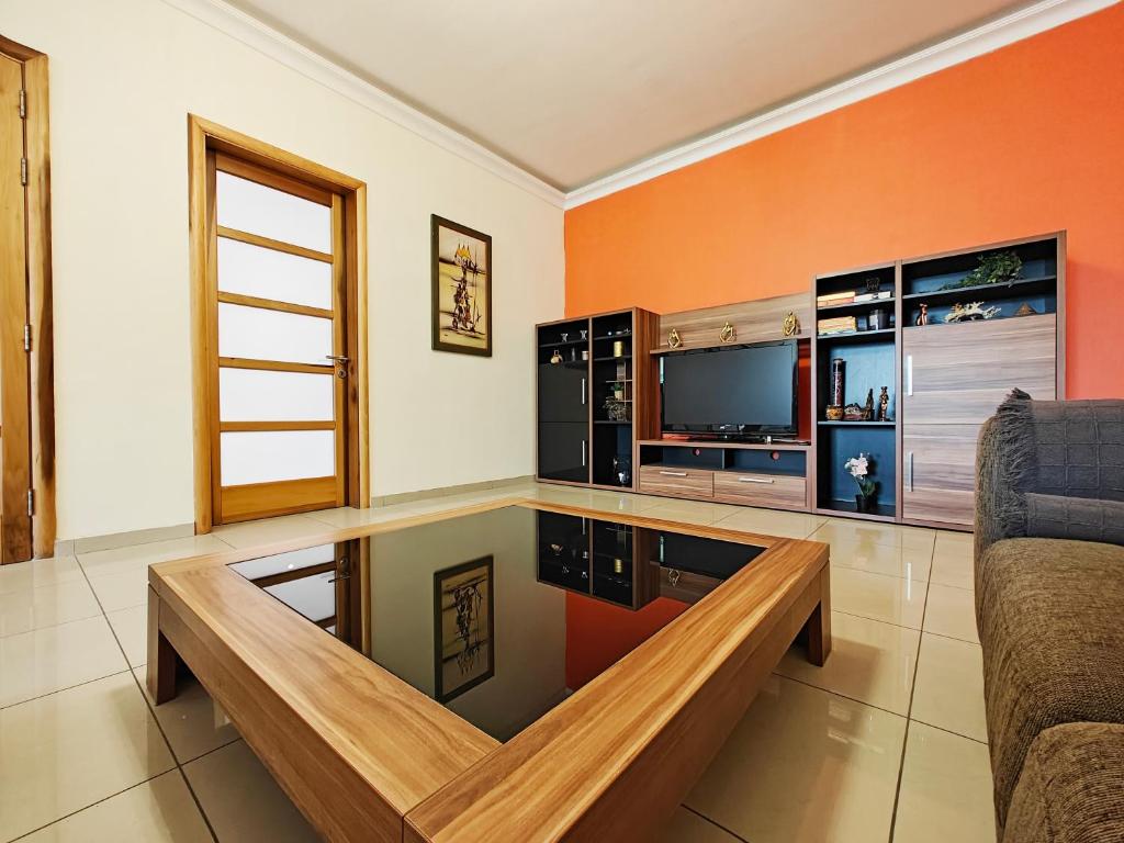 a living room with a tv and a couch at Ivy in Is-Swieqi