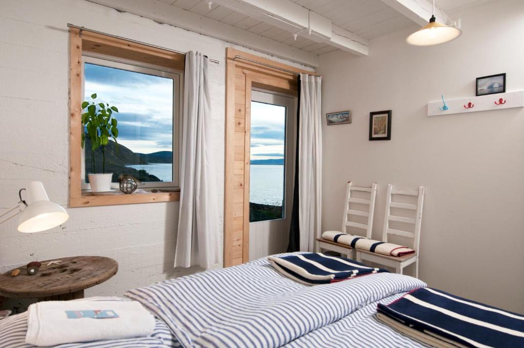 Rúm í herbergi á Tungulending Guesthouse