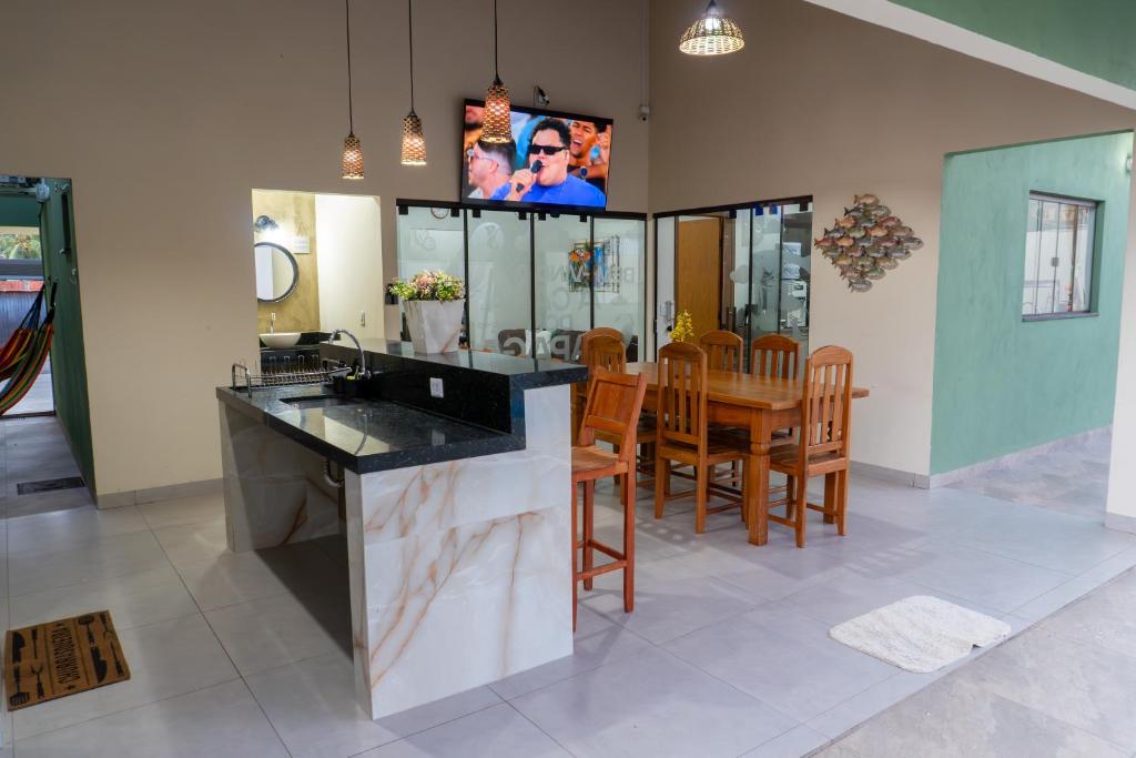 a kitchen and dining room with a table and chairs at Casa Dos Papagaios in Bonito