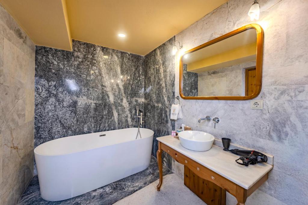 Cratus Stone Palace - 13