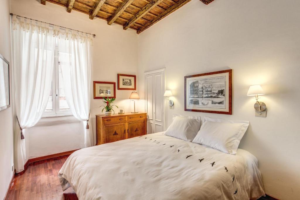 ローマにあるMagenta Deluxe Fienaroli 2のベッドルーム(大きな白いベッド1台、窓付)