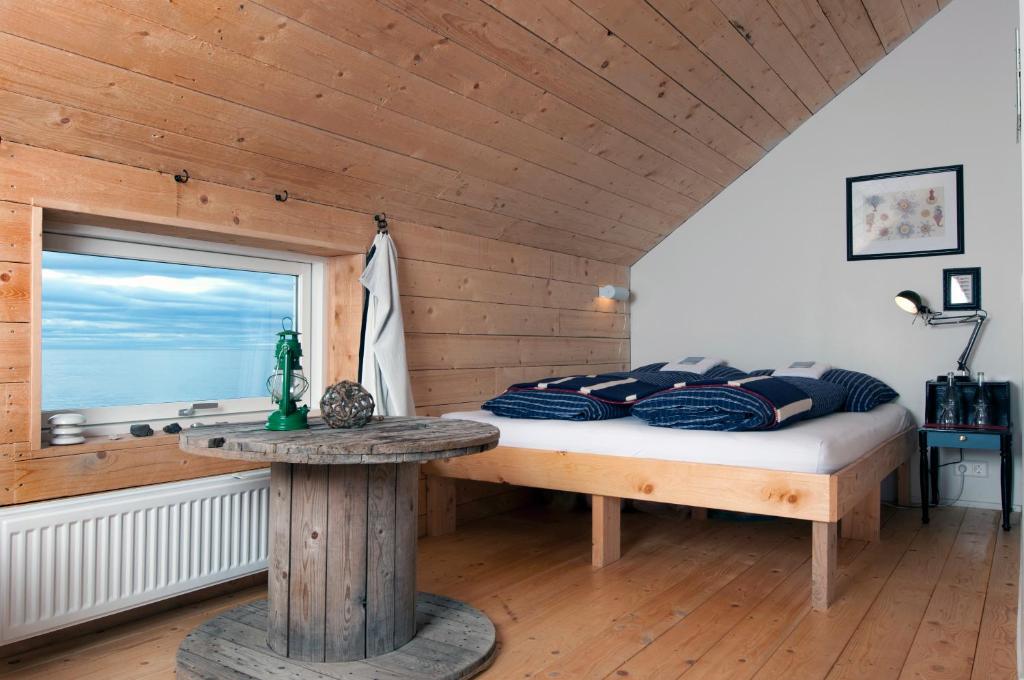 Rúm í herbergi á Tungulending Guesthouse