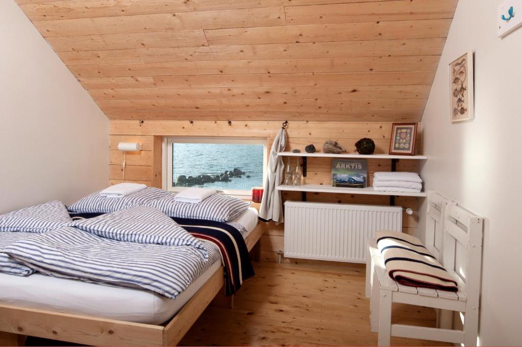 Rúm í herbergi á Tungulending Guesthouse