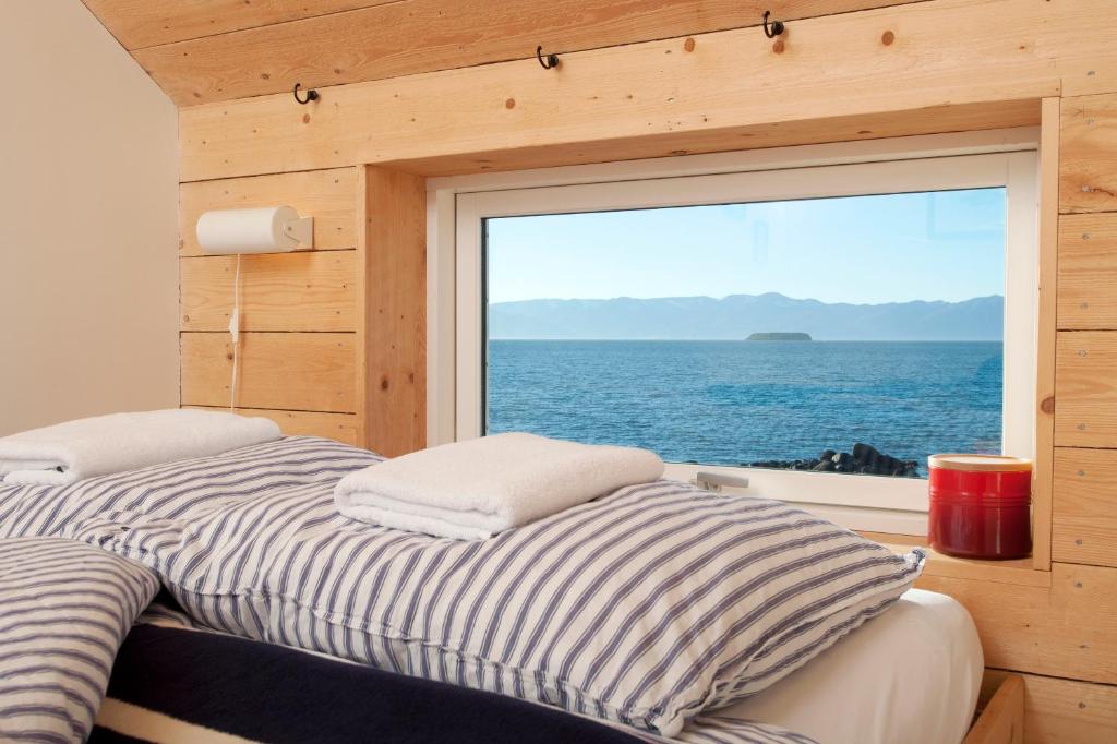 Rúm í herbergi á Tungulending Guesthouse