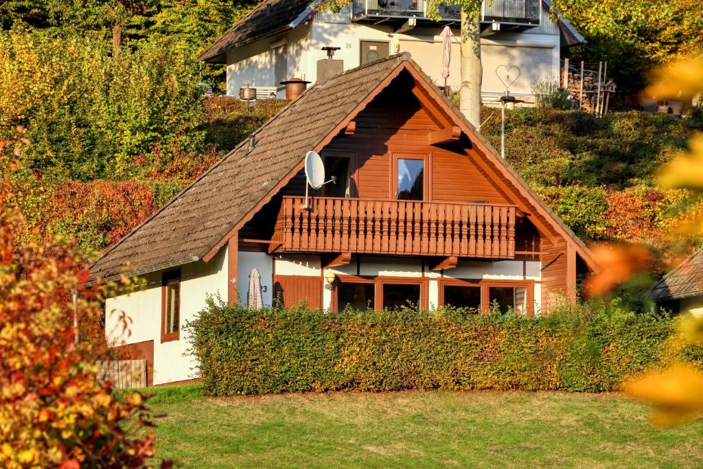 a house with a wooden roof and a yard at Seepark-Lodge in Kirchheim
