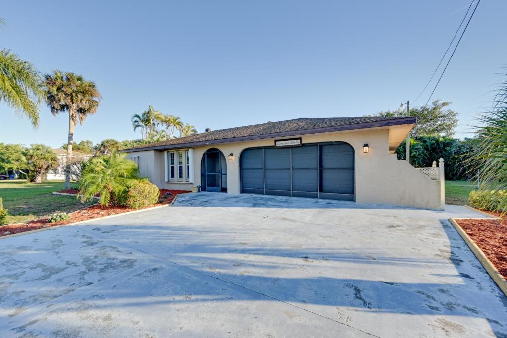 Bokeelia Retreat - Fishing Docks and Canals Nearby!