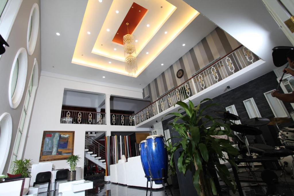 a restaurant with a large blue vase on the ceiling at Ayaana Boutique Hotel in Kandy