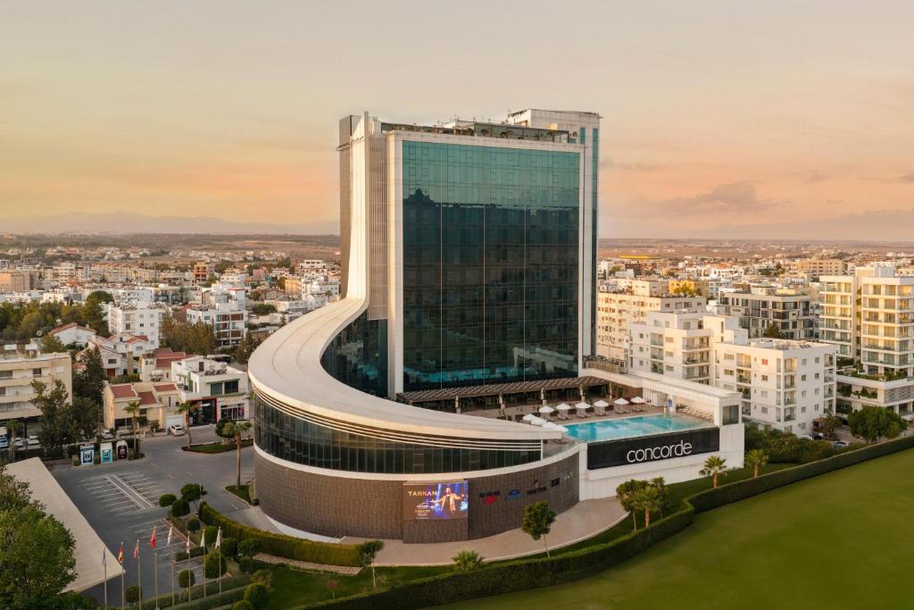 eine Draufsicht auf ein Gebäude in einer Stadt in der Unterkunft Concorde Tower Hotel & Casino in Lefkosa Turk