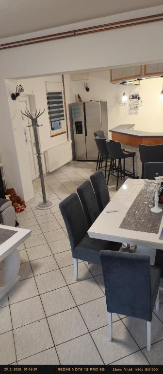 a room with a table and chairs and a room with a table and chairsktop at Apartman Marinero in Kutjevo