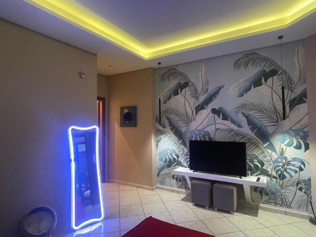 a room with a phone booth and a television at Pompei Duplex Apartment Deluxe in Boscoreale