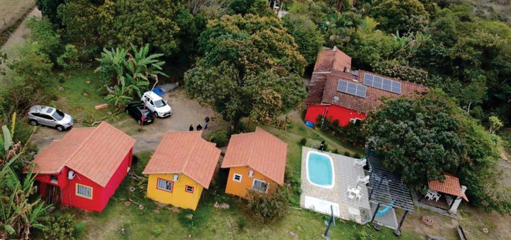 an aerial view of a house with a car parked next to it at Sitio148 Hospedaria in Penedo